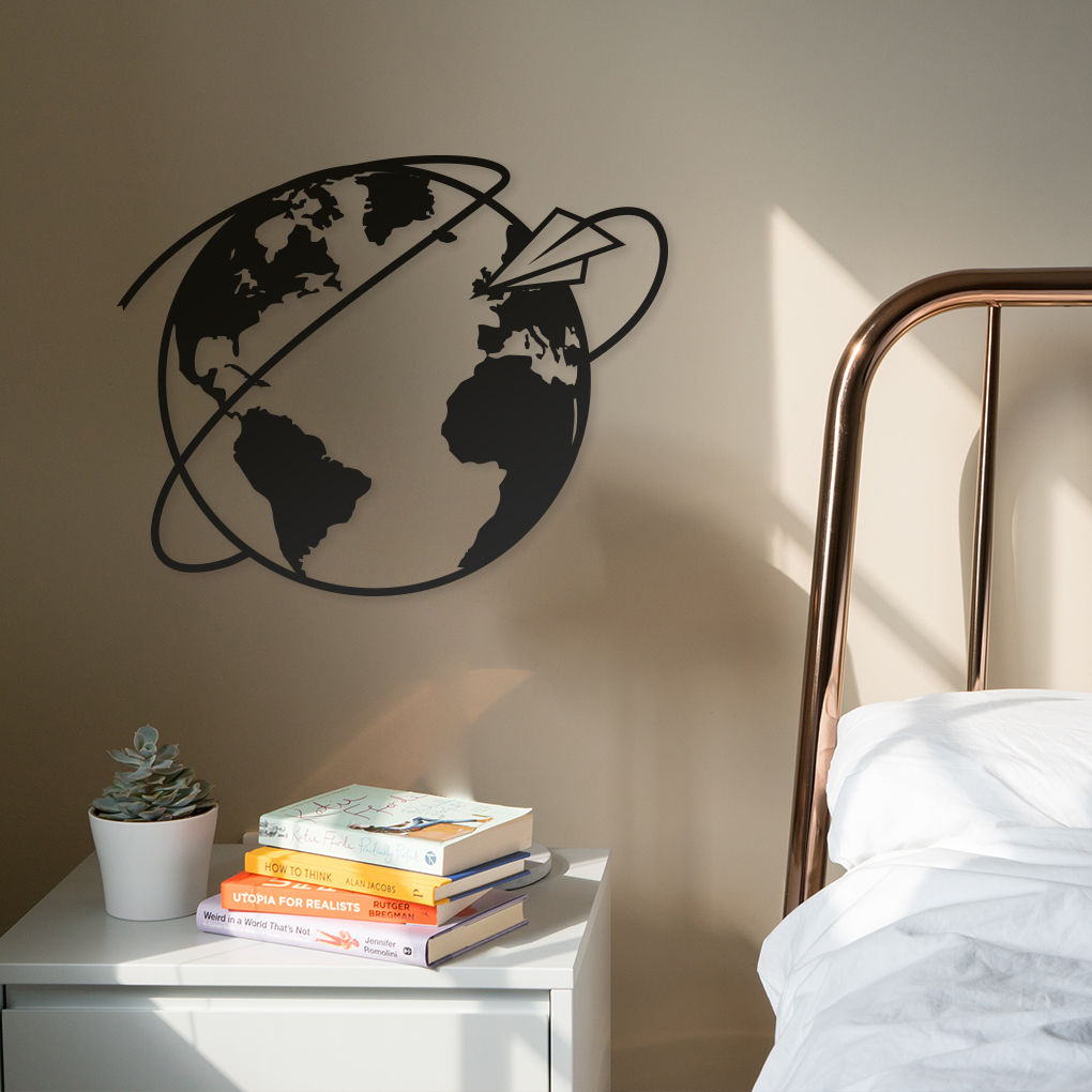 Silueta Mapa mundi circular con avión como decoración de pared de habitación.